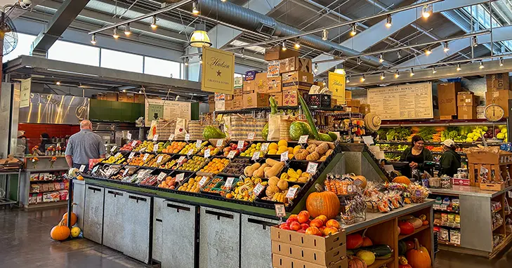 オックスボウ・パブリックマーケットの食料品店